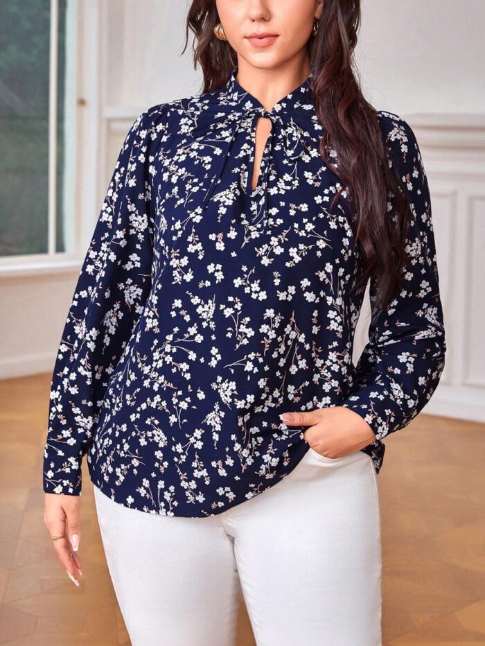 SHEIN GRANDE TAILLE (44/46/48/50/52/54) – Blouse à imprimé marguerites avec nœud au col V17 https://sheinstyle.store original Algerie DZ