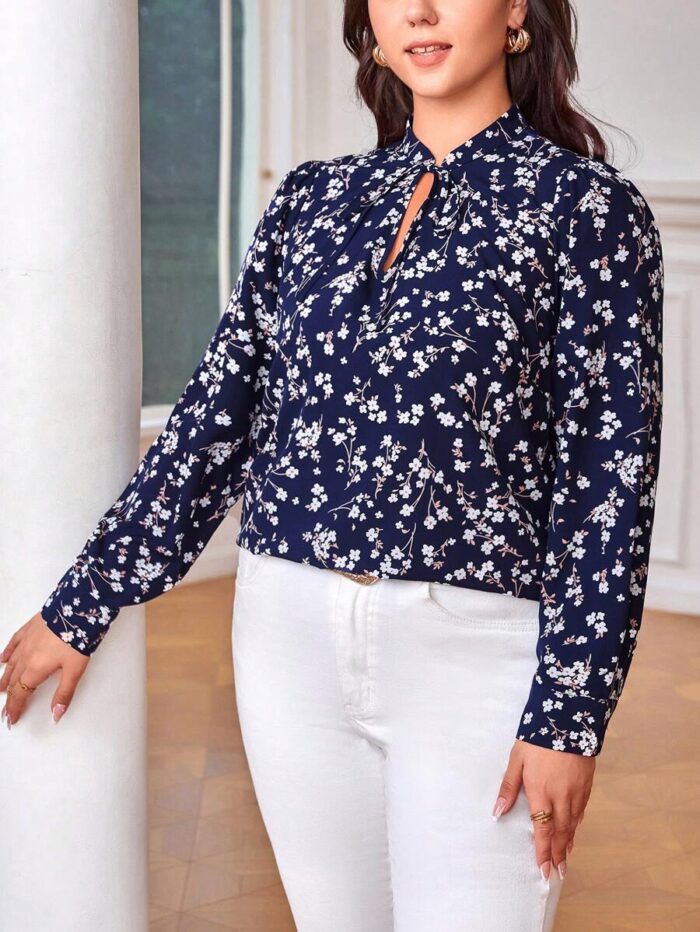 SHEIN GRANDE TAILLE (44/46/48/50/52/54) – Blouse à imprimé marguerites avec nœud au col V17 https://sheinstyle.store original Algerie DZ