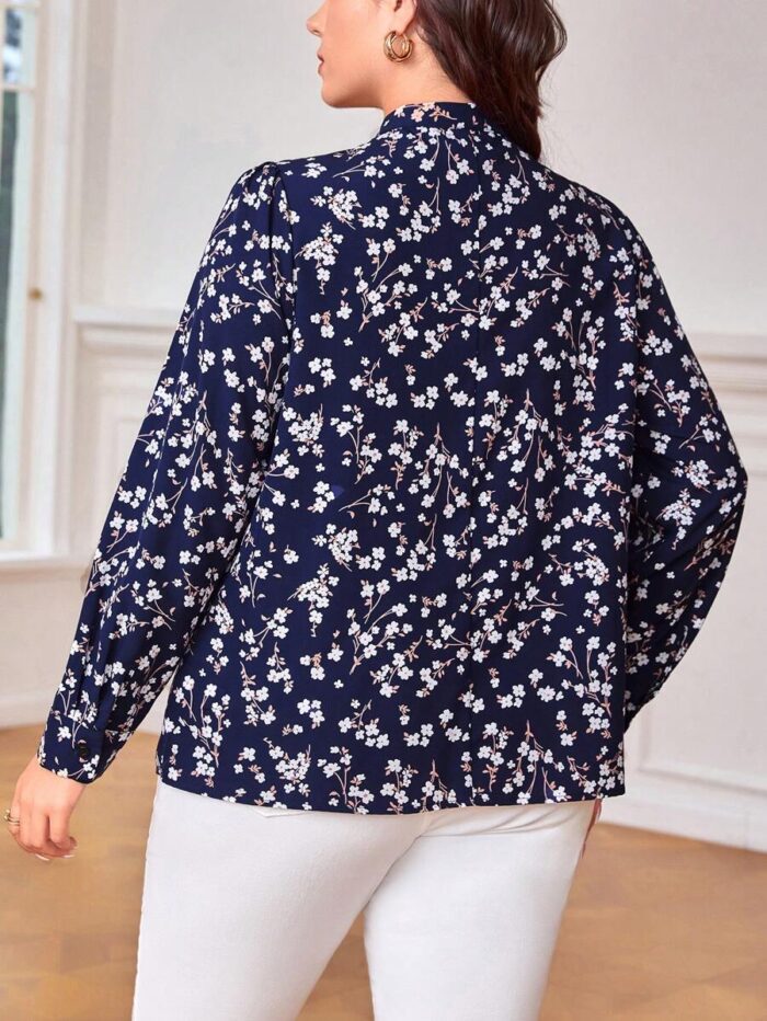 SHEIN GRANDE TAILLE (44/46/48/50/52/54) – Blouse à imprimé marguerites avec nœud au col V17 https://sheinstyle.store original Algerie DZ