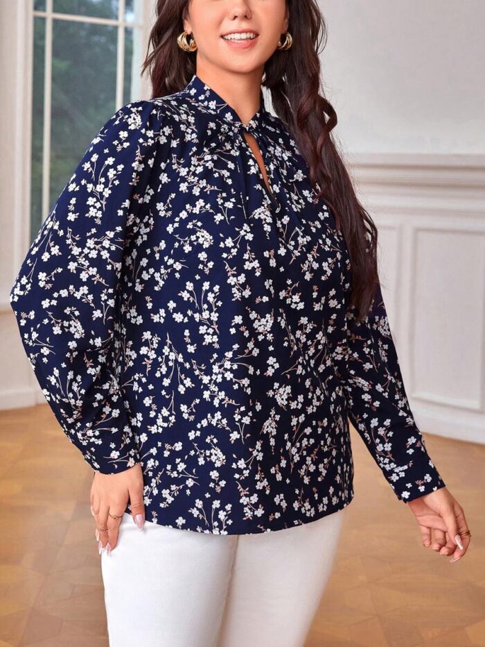 SHEIN GRANDE TAILLE (44/46/48/50/52/54) – Blouse à imprimé marguerites avec nœud au col V17 https://sheinstyle.store original Algerie DZ