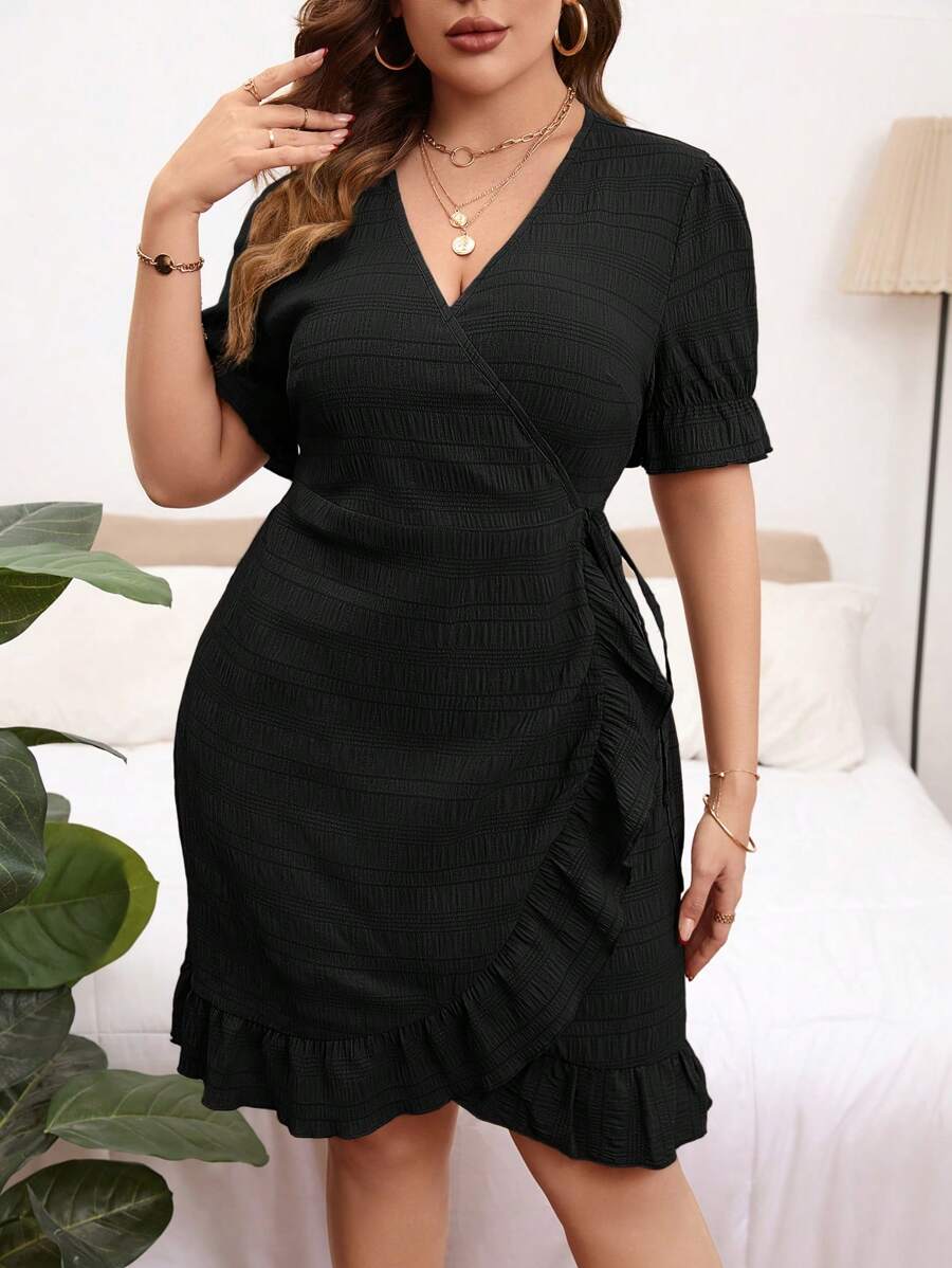 SHEIN GRANDE TAILLE (46/48) Robe portefeuille rayée à volants avec manches bouffantes et nœud latéral E67 https://sheinstyle.store original Algerie DZ SHEIN GRANDE TAILLE (46/48) Robe portefeuille rayée à volants avec manches bouffantes et nœud latéral E67 https://sheinstyle.store original Algerie DZ
